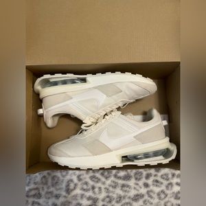 Nike woman’s pre-day shoes